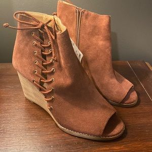 New with tags Lucky Brand Jaevin Leather Peep Toe Booties